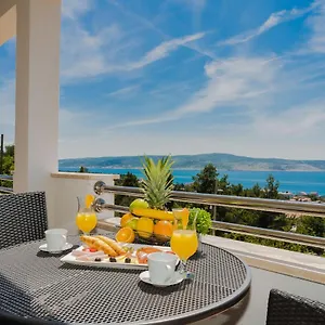 Tomeri Apartment